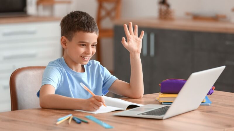 ребенок учится за ноутбуком
