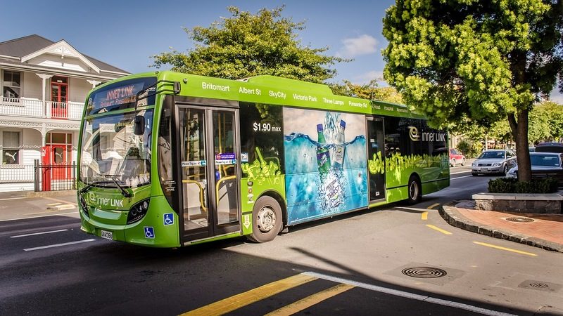 зеленый автобус едет по улице