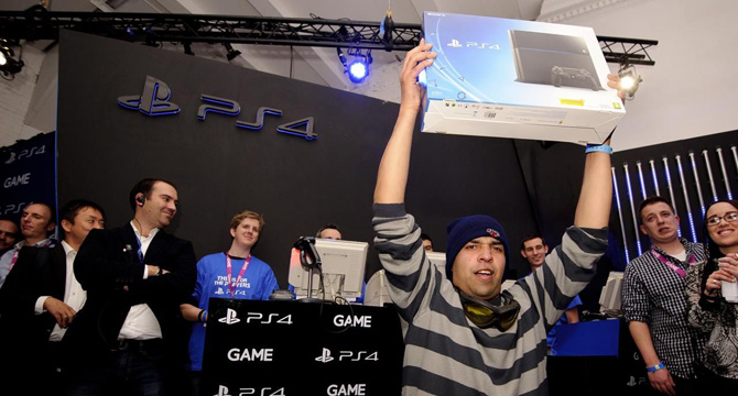 PlayStation 4 опережает Xbox One по продажам